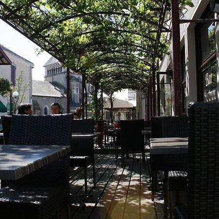 Hotel Restaurant Cousseau Parentis-en-Born Exteriör bild
